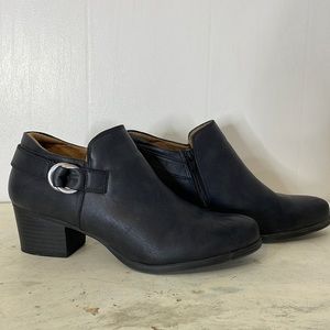 NATURAL SOUL BLACK LEATHER ZIP BUCKLE DETAIL ANKLE BOOTIE